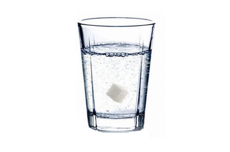 Vaso de agua con sal significado